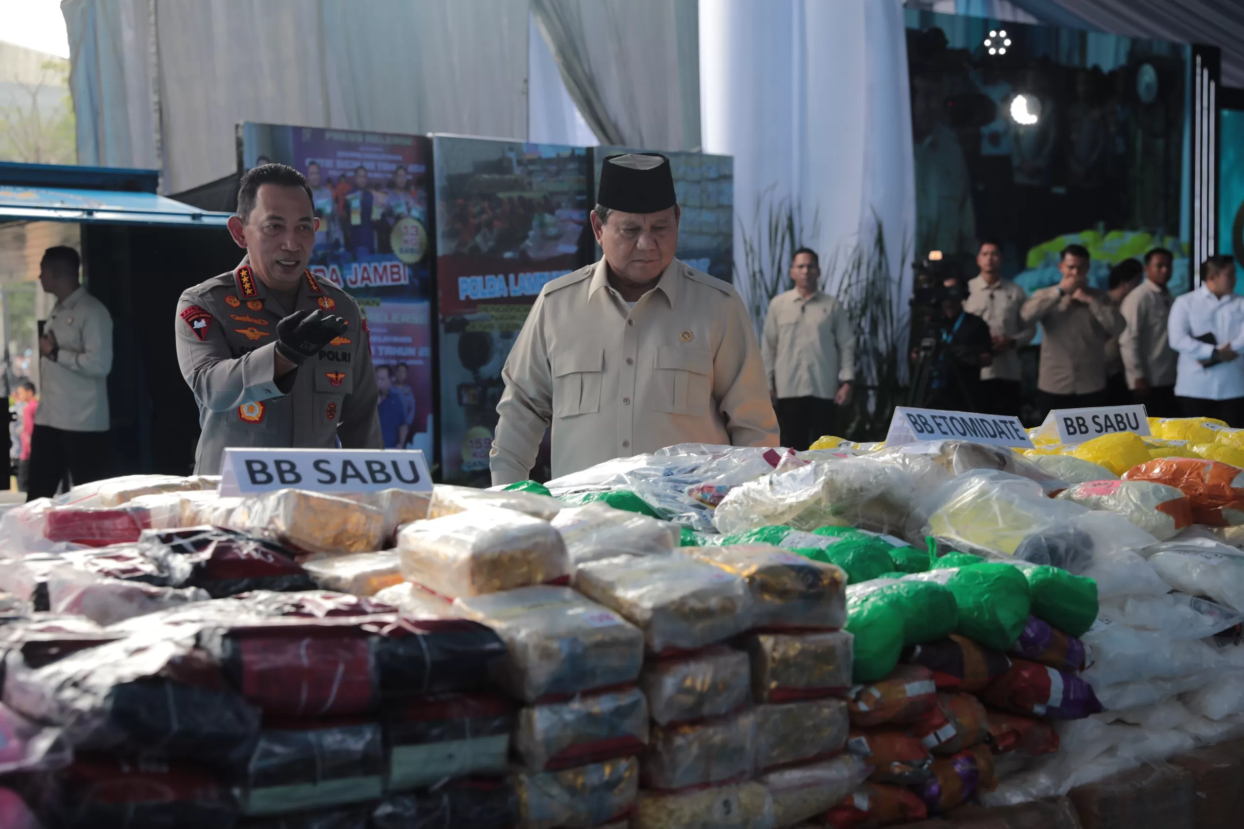 Prabowo meninjau sitaan hasil kejahatan.