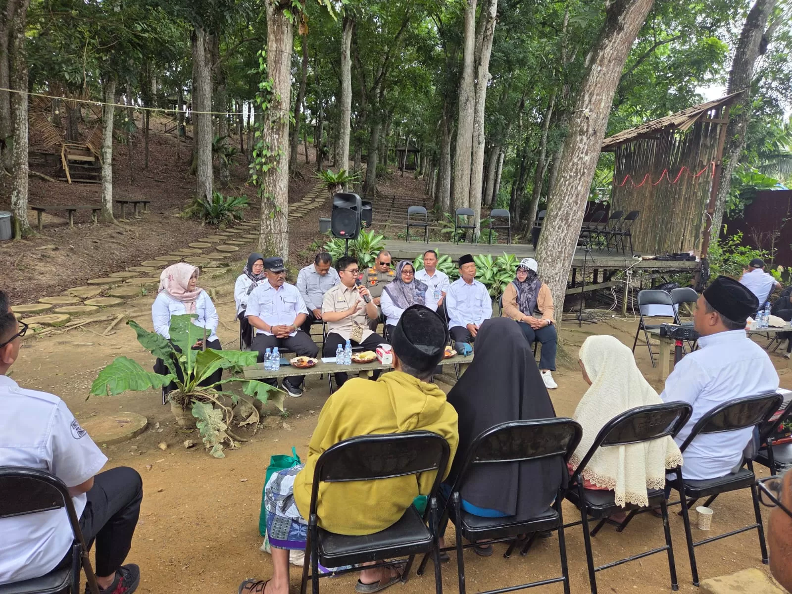 Wakil Bupati Kukar Rendi Solihin dialog bersama warga usai menyerahkan Alsintan di Bukit Mahoni (Elmo/Prokal.co)  