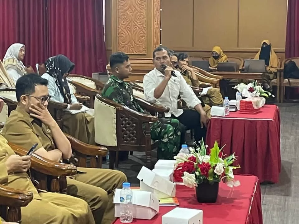 MENGKHAWATIRKAN: Kasat Reskrim, Polres PPU, AKP Dian Kusnawan (baju putih), berdiskusi mengenai langkah advokasi perlindungan perempuan dan anak korban kekerasan.   (ISTIMEWA)