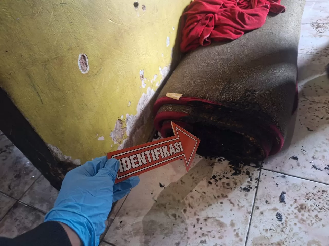 IDENTIFIKASI: Polisi melakukan olah TKP kasus pembakaran istri dan anak di Jalan Inpres, Gang Amuntai, Sangatta Selatan, Kutim, Jumat, 7 November 2025. (DOKUMENTASI POLRES KUTIM)