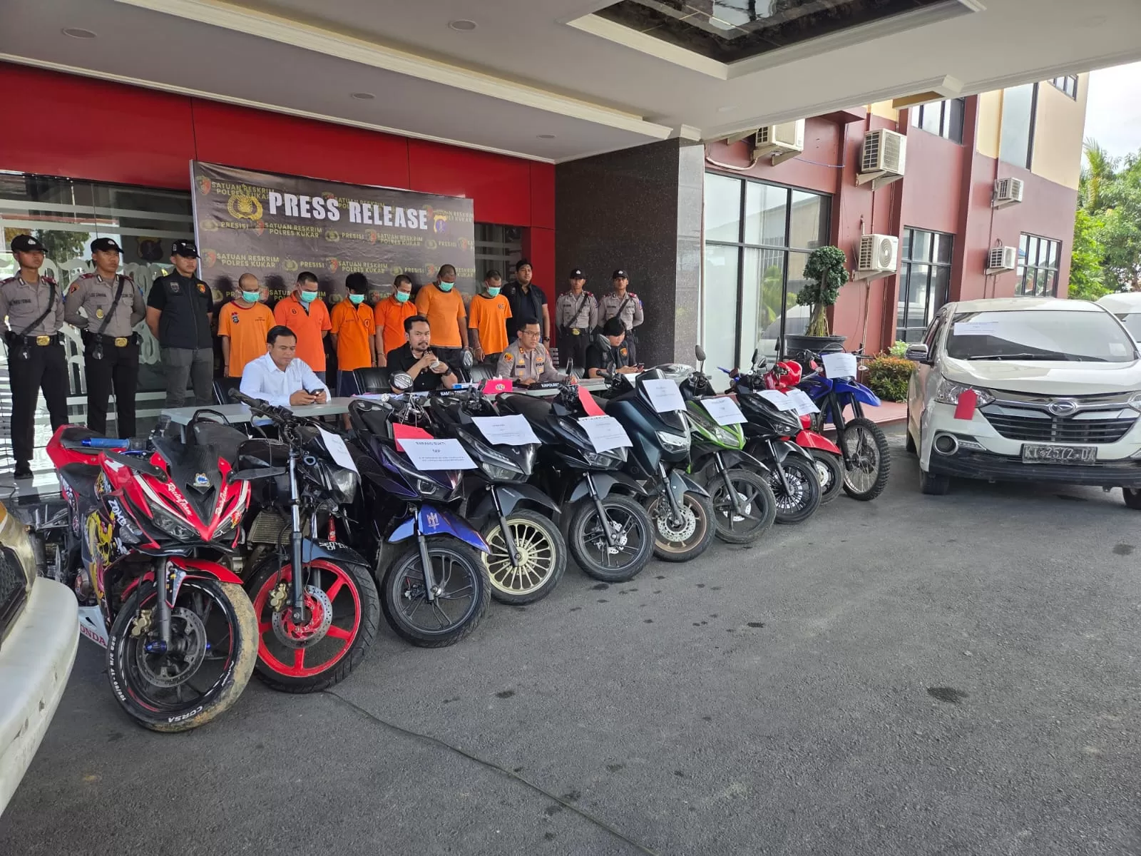 Rilis pers Operasi Jaran Mahakam di Polres Kutai Kartanegara yang berhasil mengungkap tujuh tindak pidana pencurian kendaraan roda dua dan roda empat (Elmo/Prokal.co)  