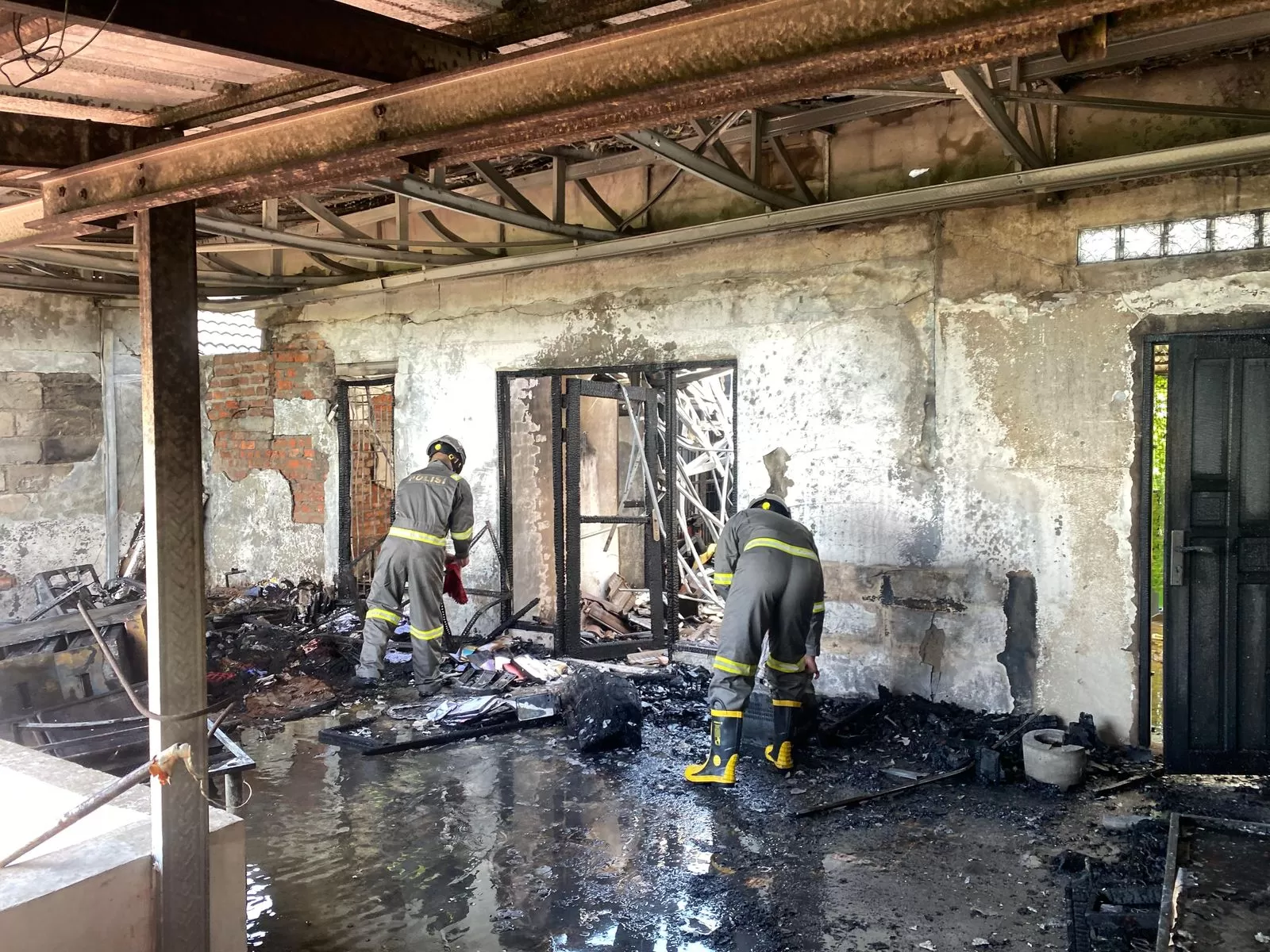 Kondisi di lantai dua pasca kebakaran. (sumber foto: grup koordinasi Info Bencana Balikpapan)