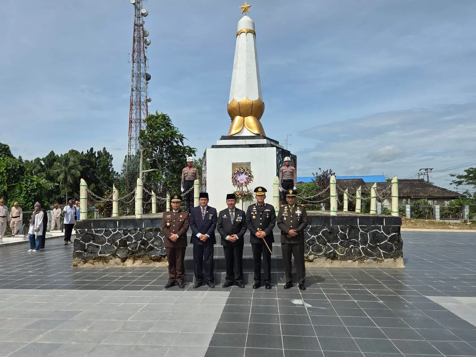 Peringatan Hari Pahlawan Nasional di Kabupaten Kutai Kartanegara yang dimaknai dengan ziarah di Taman Makam Pahlawan Bukit Biru (Elmo/Prokal.co)  