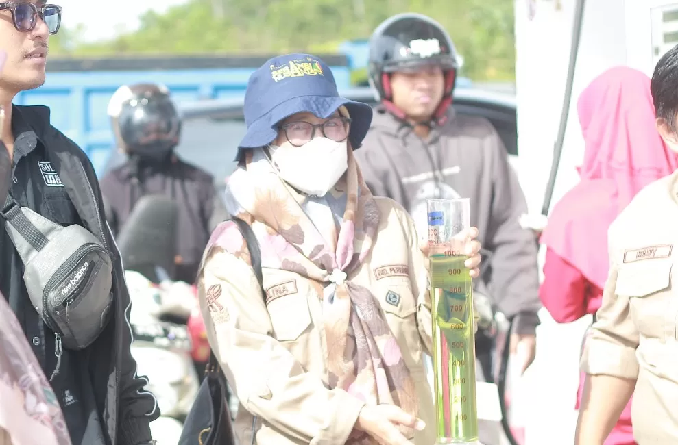 AMAN: Kabid Perdagangan, Dinas KUKM Perindag PPU, Marlina, memperlihatkan sampel solar di SPBU Nipahnipah dalam kondisi aman dan tidak mengandung air. (ISTIMEWA)