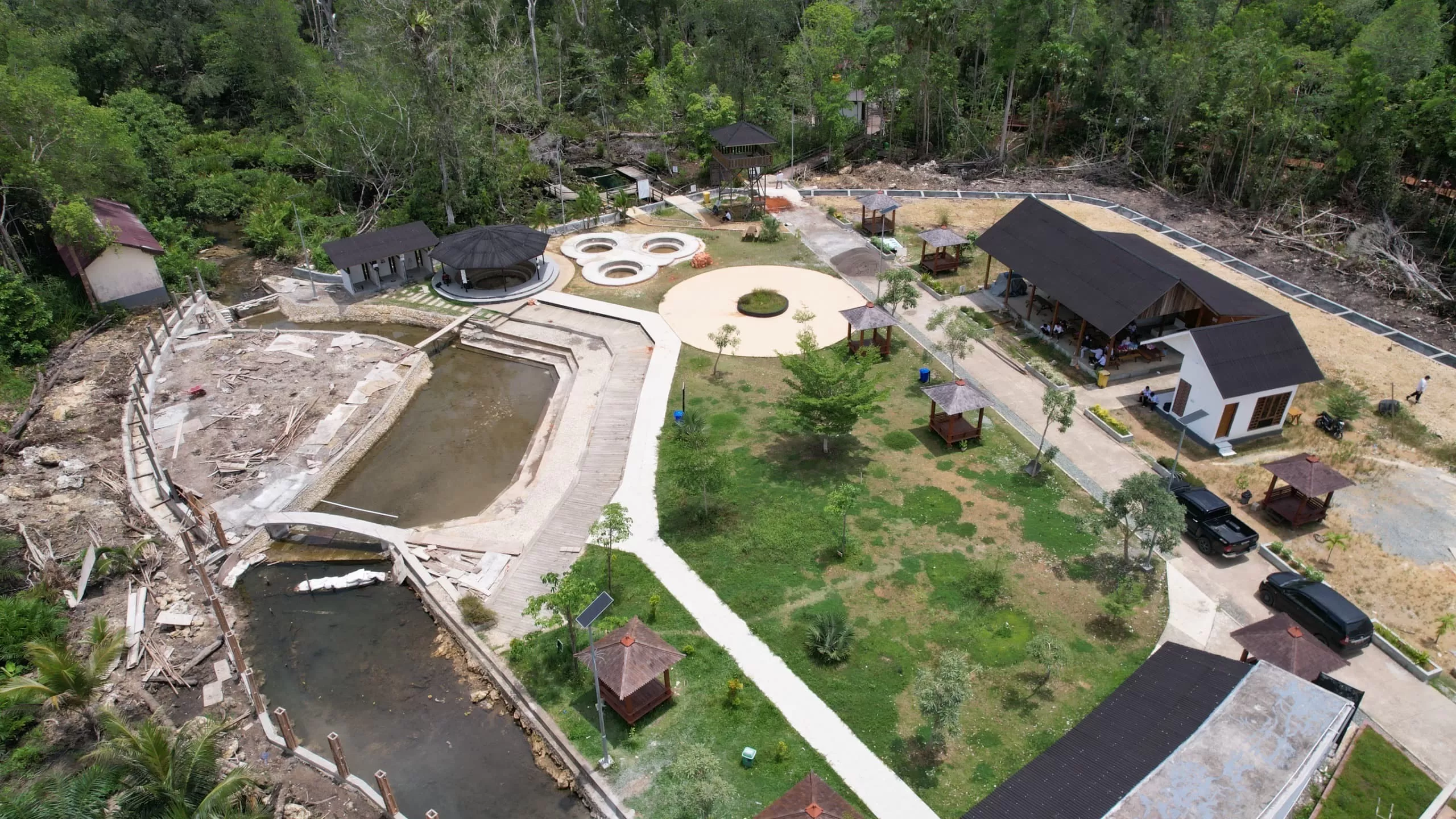 KEMBANGKAN: Progres pengembangan tahap kedua wisata Air Panas Asin Pemapak, Berau, sudah mencapai 70 persen. Ditargetkan rampung akhir November 2025. (DISBUDPAR BERAU UNTUK BERAU POST)