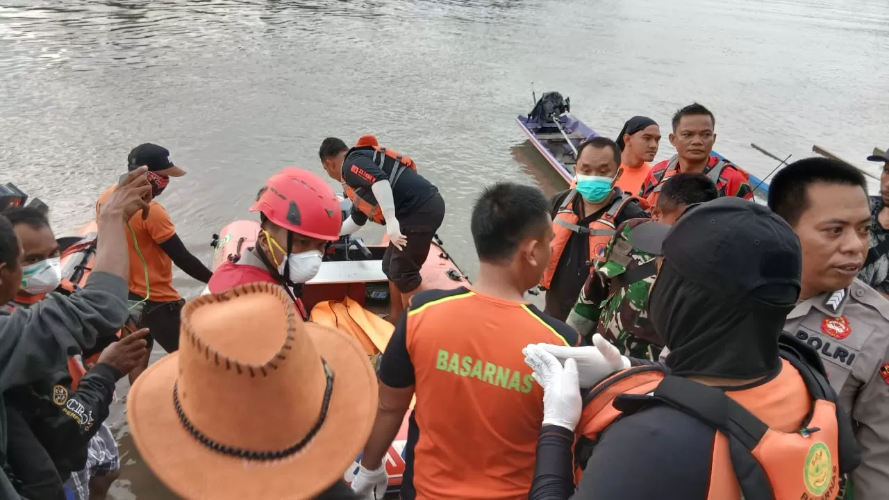 Proses evakuasi korban.