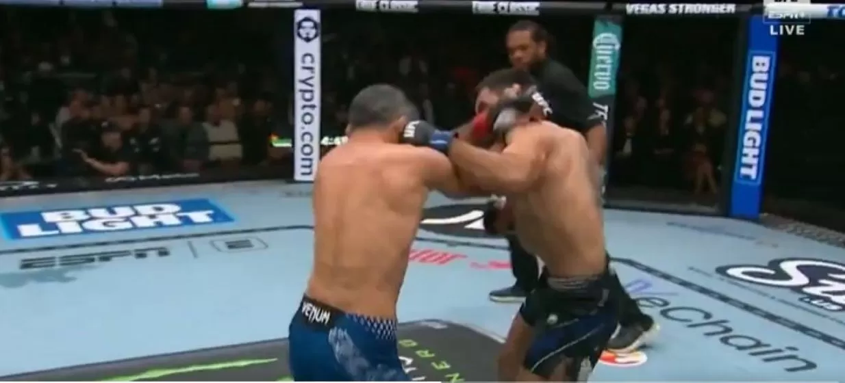 Hook kiri Benoit Saint Denis mendarat di wajah Beneil.