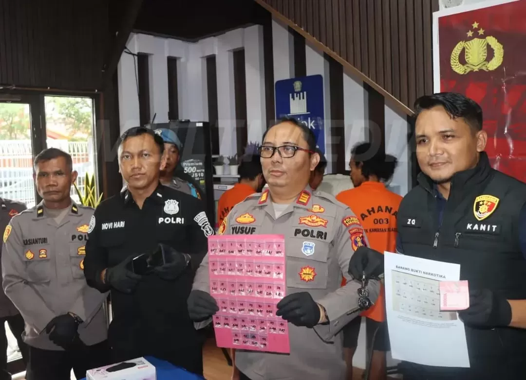 Tersangka dan barang bukti dibeber polisi.