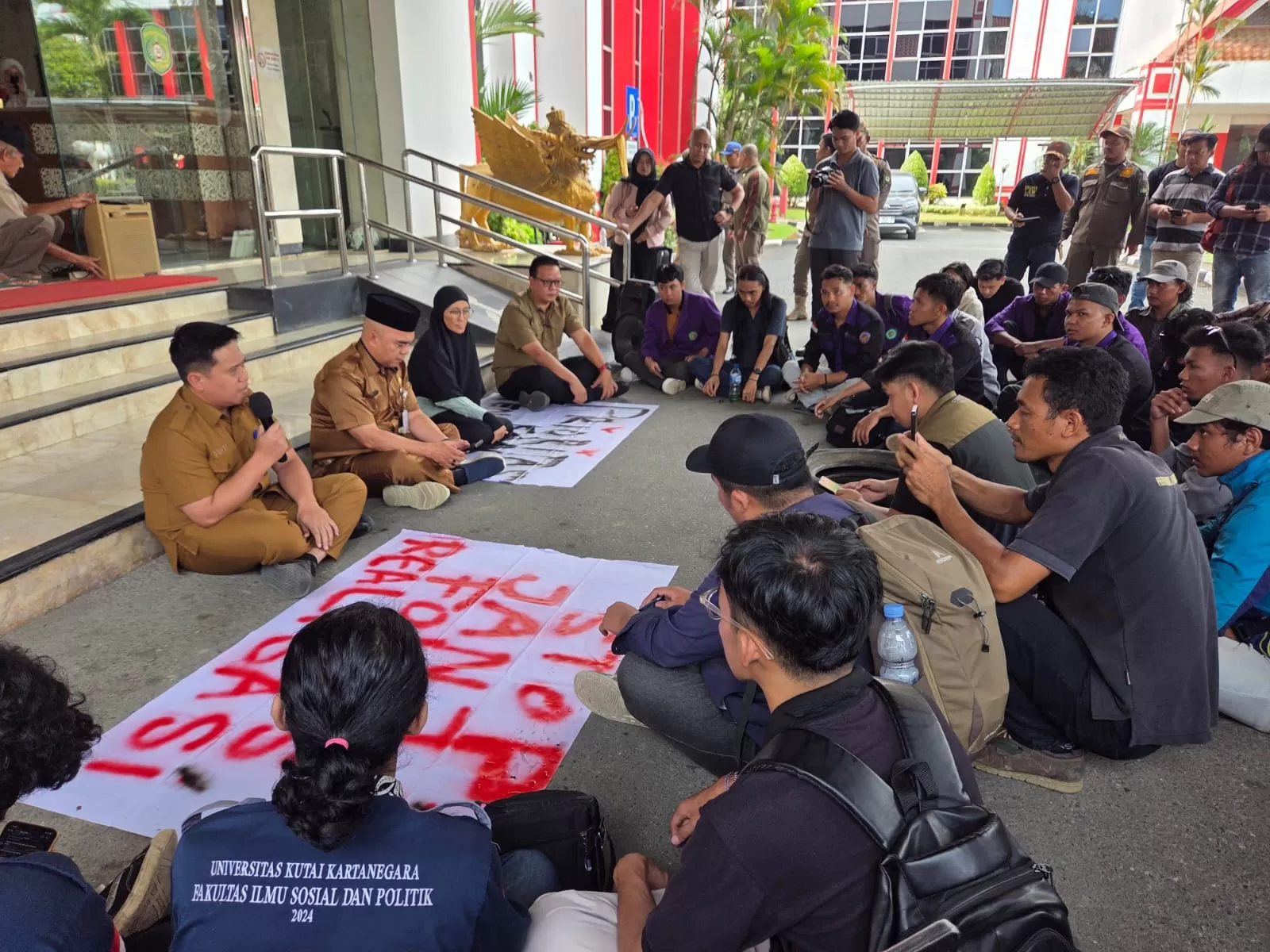 Pemkab Kukar menerima aksi Aliansi Mahasiswa Kukar mengenai evaluasi keterlambatan sisa pembayaran beasiswa (Elmo/Prokal.co)  