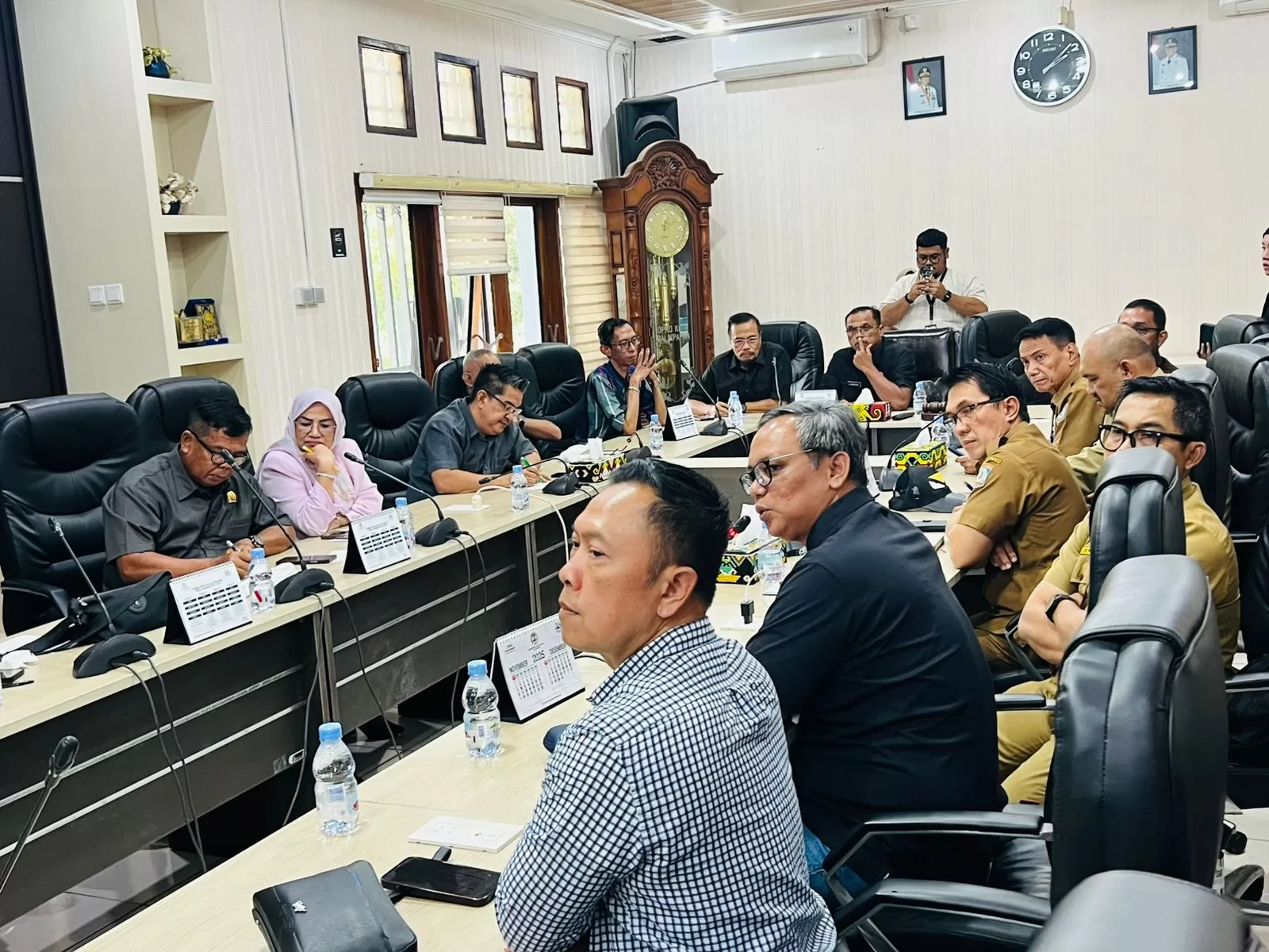 Perwakilan PT Sinar Mas Wisesa, Ganda Aritonang (dua kanan) saat RDP, Selasa (18/11). (foto: wawan/ prokal)