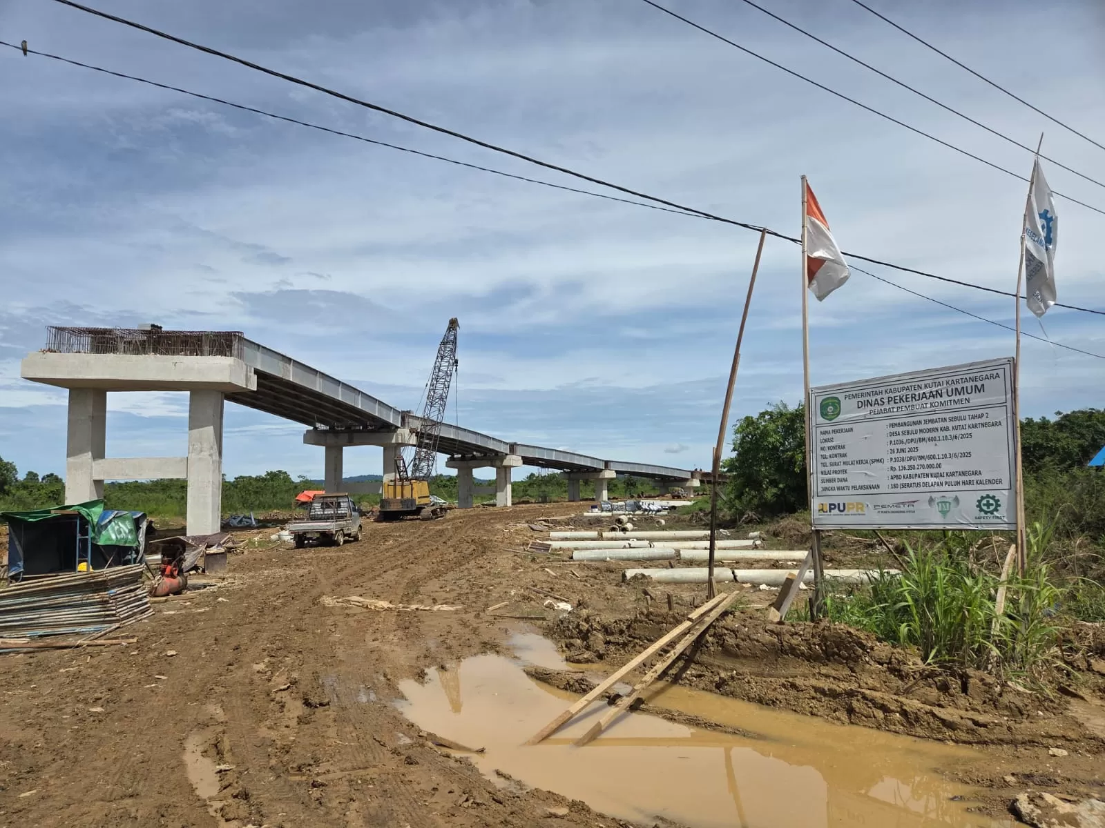 Progres pembangunan Jembatan Sebulu yang sudah mulai terlihat (Elmo/Prokal.co)  