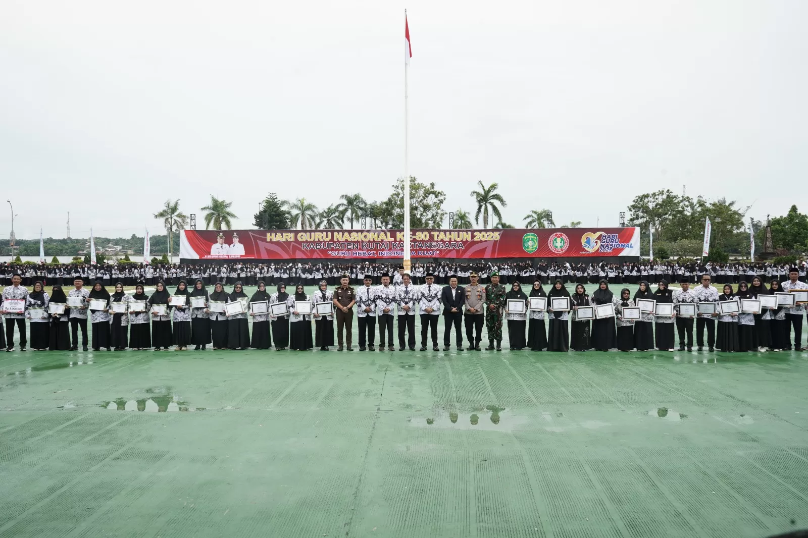 Peringatan Hari Guru ke-80 di Kutai Kartanegara (Elmo/Prokal.co)