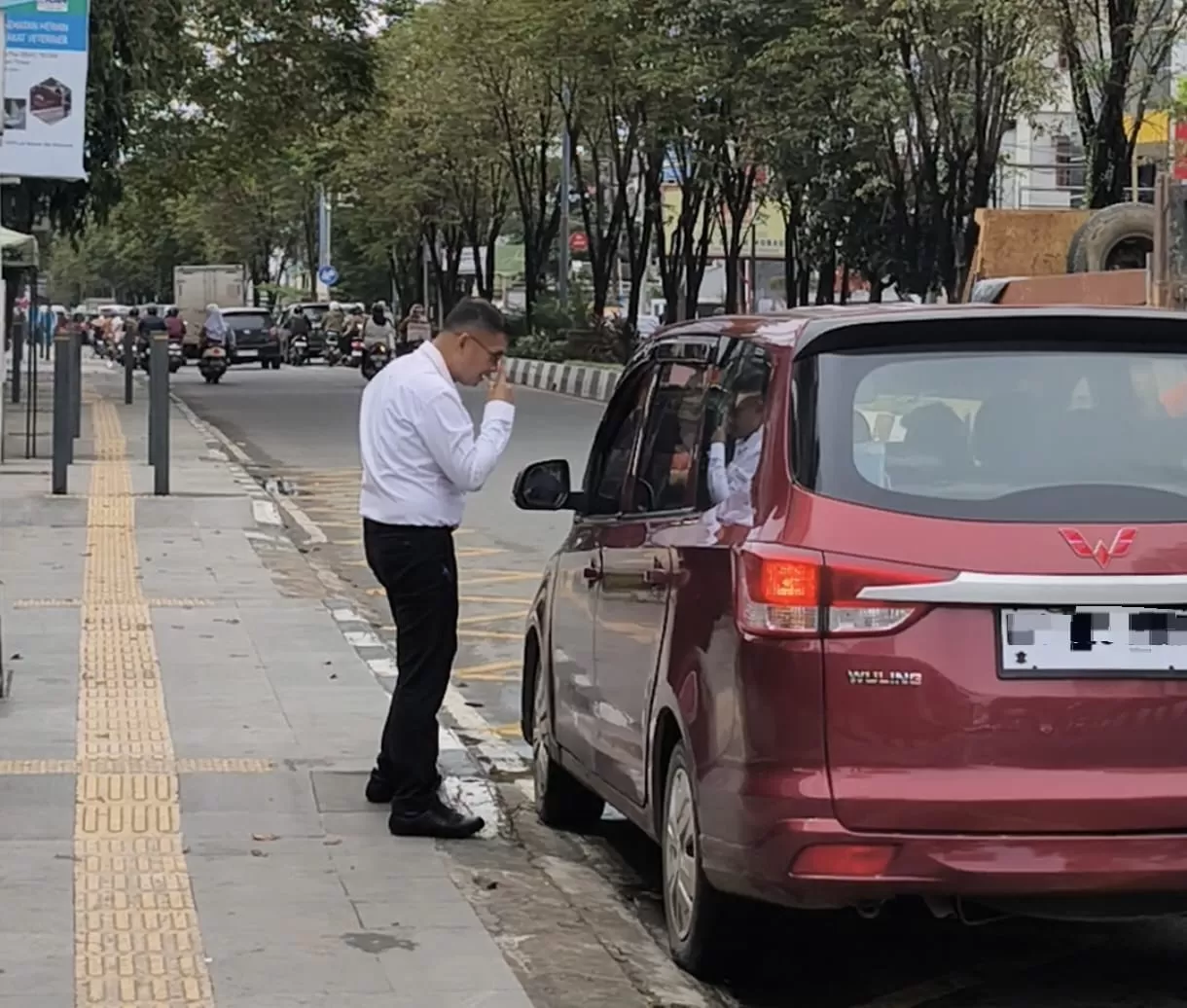 Kepala Dishub Samarinda, Hotmarulitua Manalu saat memberikan sosialisasi ke pengendara di Marka Zigzag Kuning Jalan Juanda.