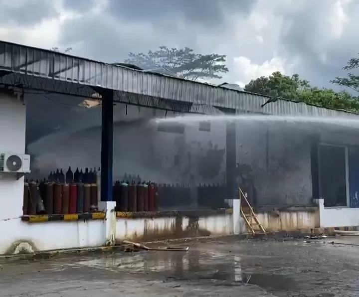 Kebakaran di area PT Samator di Poros Samarinda-Balikpapan, Kelurahan Karya Merdeka, Samboja Barat, Kukar yang dipicu kebocoran tabung oksigen (Istimewa)  