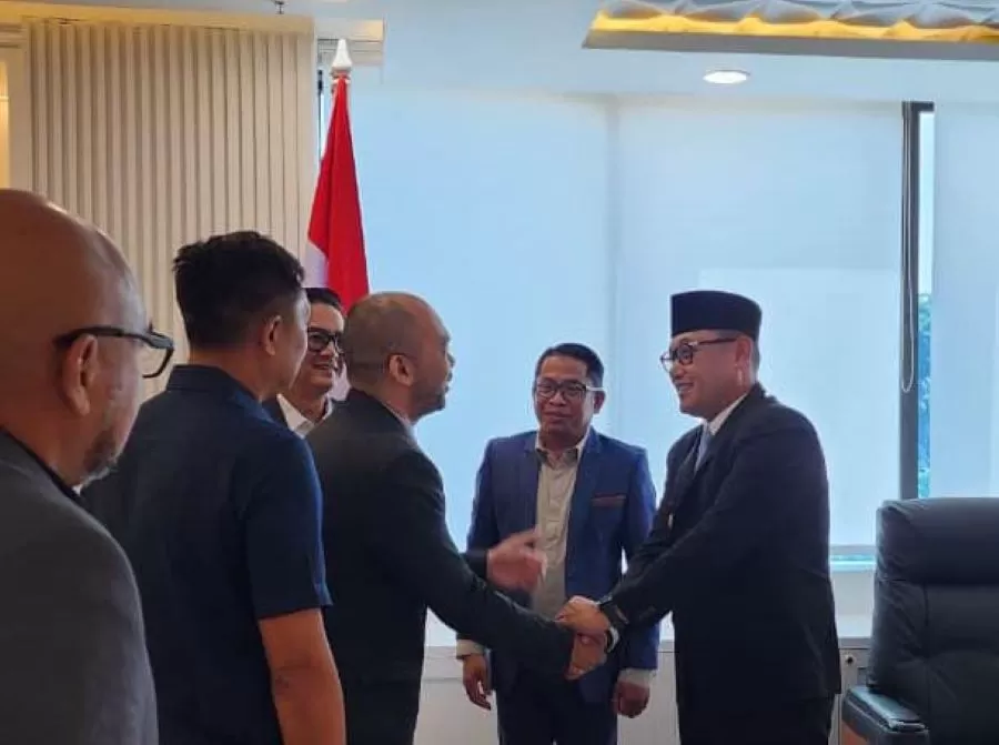 Wakil Gubernur Kaltim Seno Aji menerima kunjungan investor asal Malaysia yang berminat membangun PLTS di wilayah Kaltim.