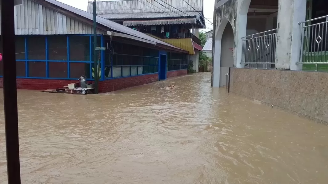 Banjir di kawasan Jalan Penggalang, Kelurahan Damai, Balikpapan. 