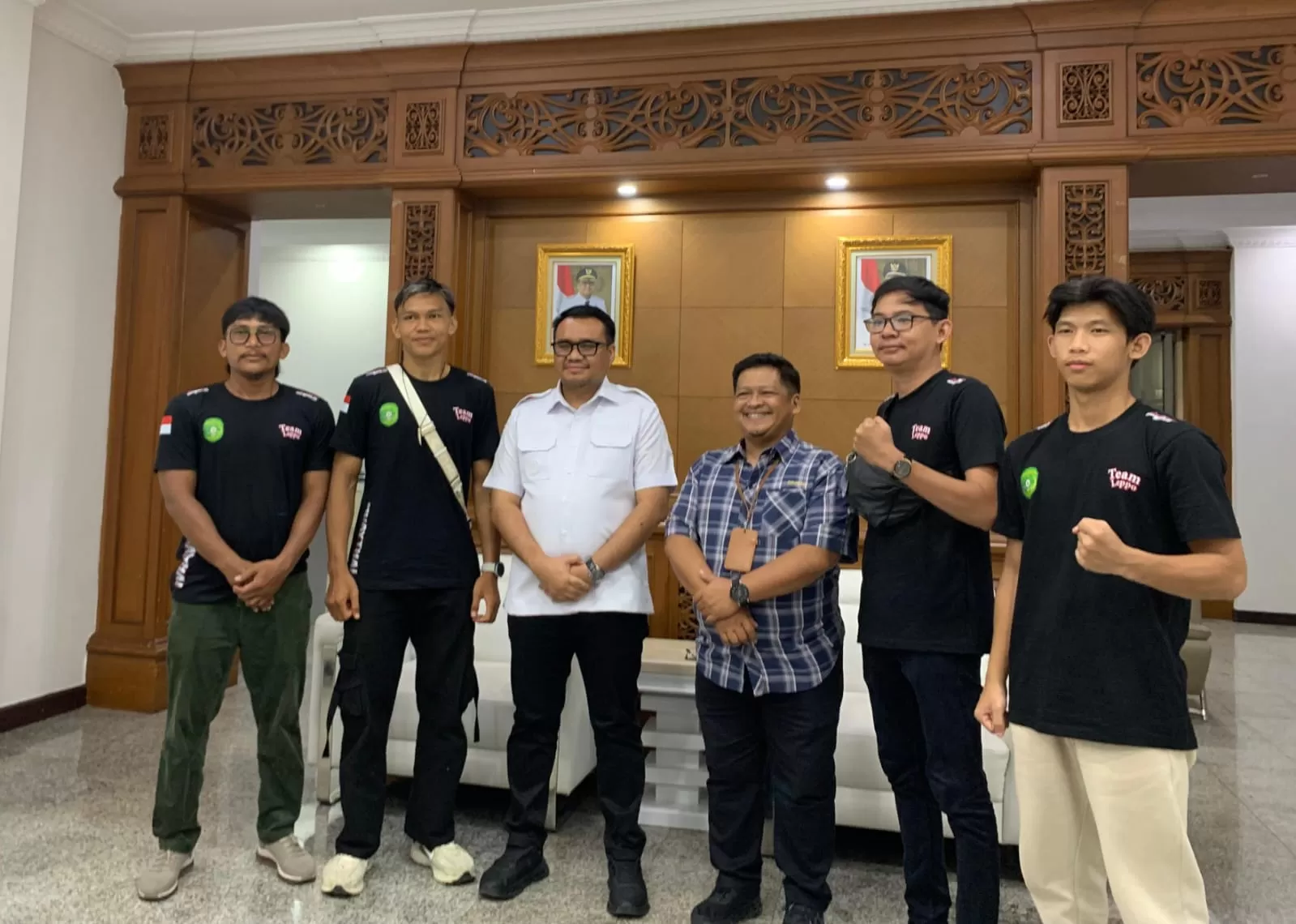 Devan Febra Anantha menyambangi Bupati Kukar, Aulia Rahman Basri di rumah jabatannya sebelum berangkat ke WWC 2025 di Malaysia (Elmo/Prokal.co)  