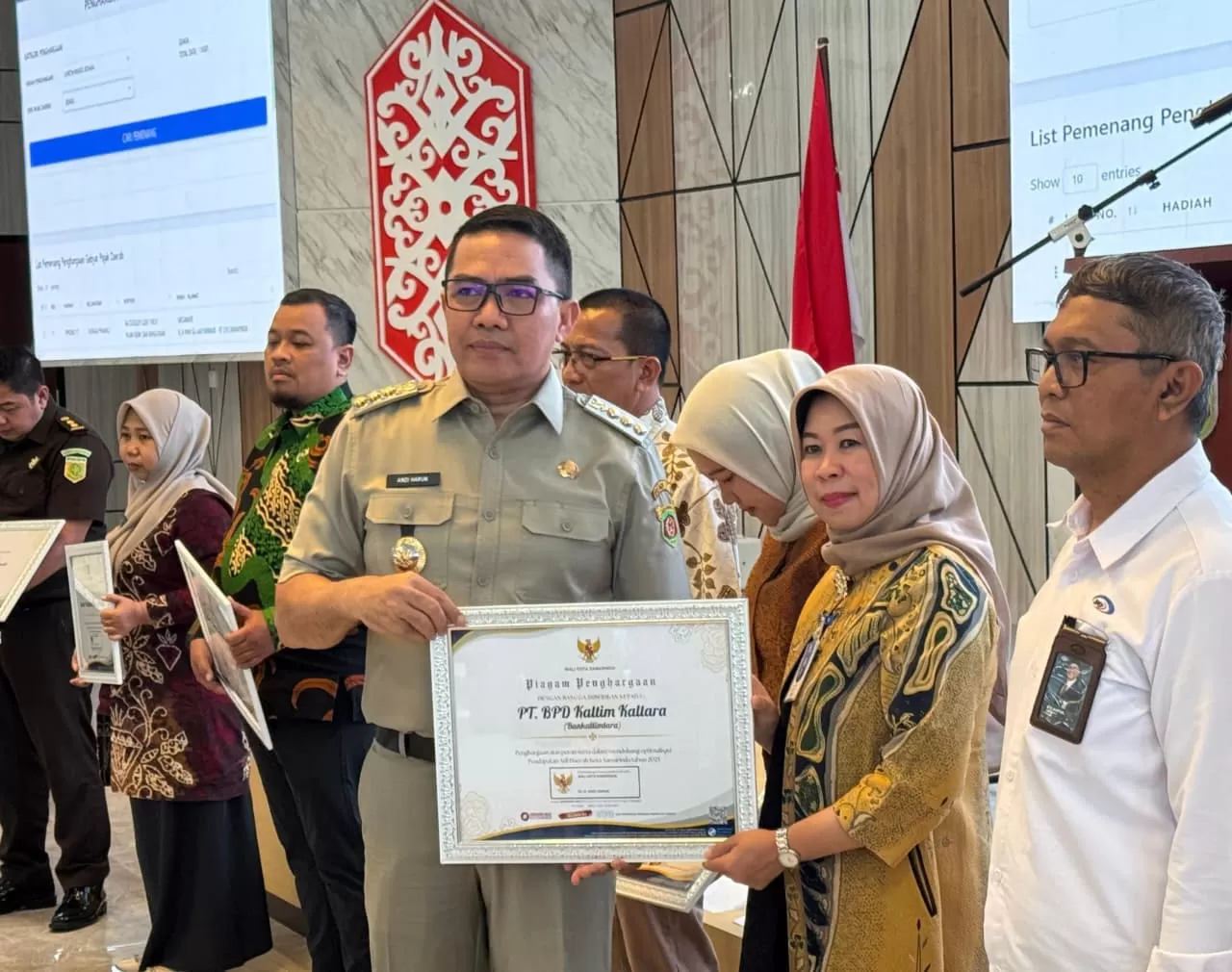 Penyerahan penghargaan di Gebyar Pajak Daerah 2025.