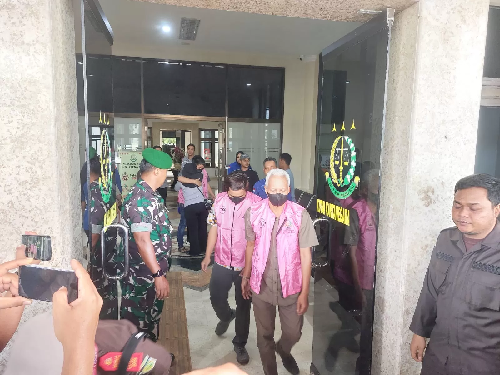 DITAHAN: Para tersangka proyek factory sharing jahe di Jonggon Jaya ditahan Kejari Kukar, Kamis, 4 Desember 2025. (ELMO/PROKAL.CO)