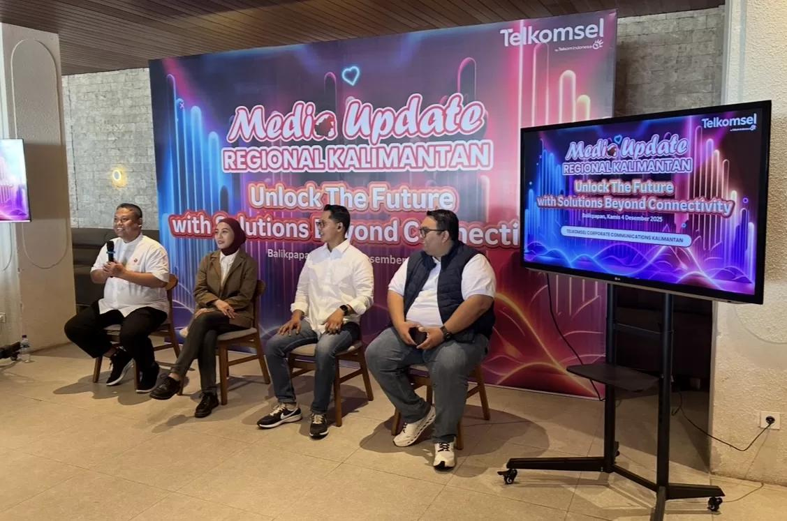  PAPARKAN: Wendy Adewijaya, GM Region Network Operations and Productivity Kalimantan Telkomsel (kiri) saat media update di Balikpapan, Kamis, 4 Desember 2025. (FAROQ ZAMZAMI/PROKAL.CO)