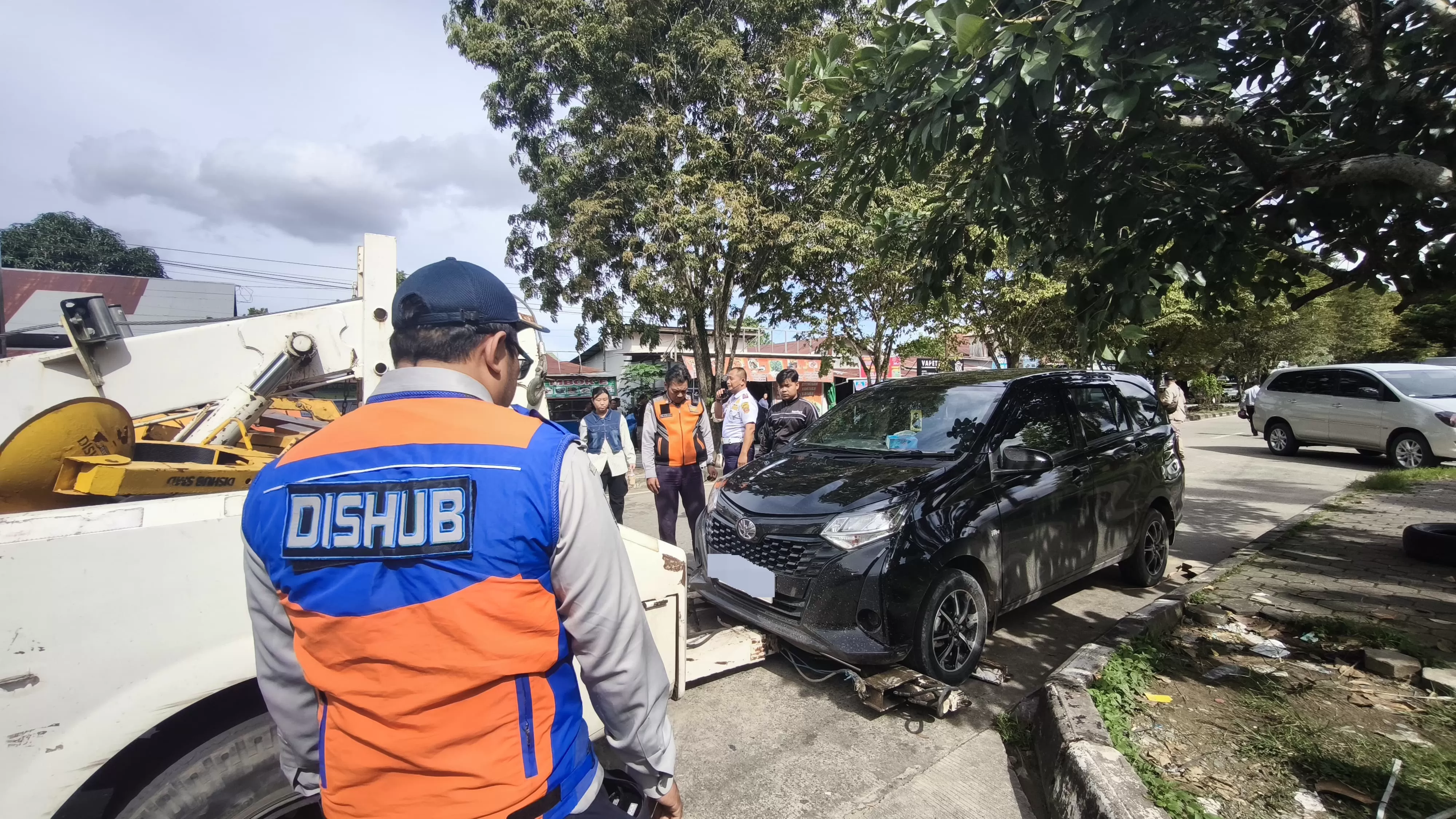 Aksi Dishub Samarinda menertibkan parkir tak sesuai.