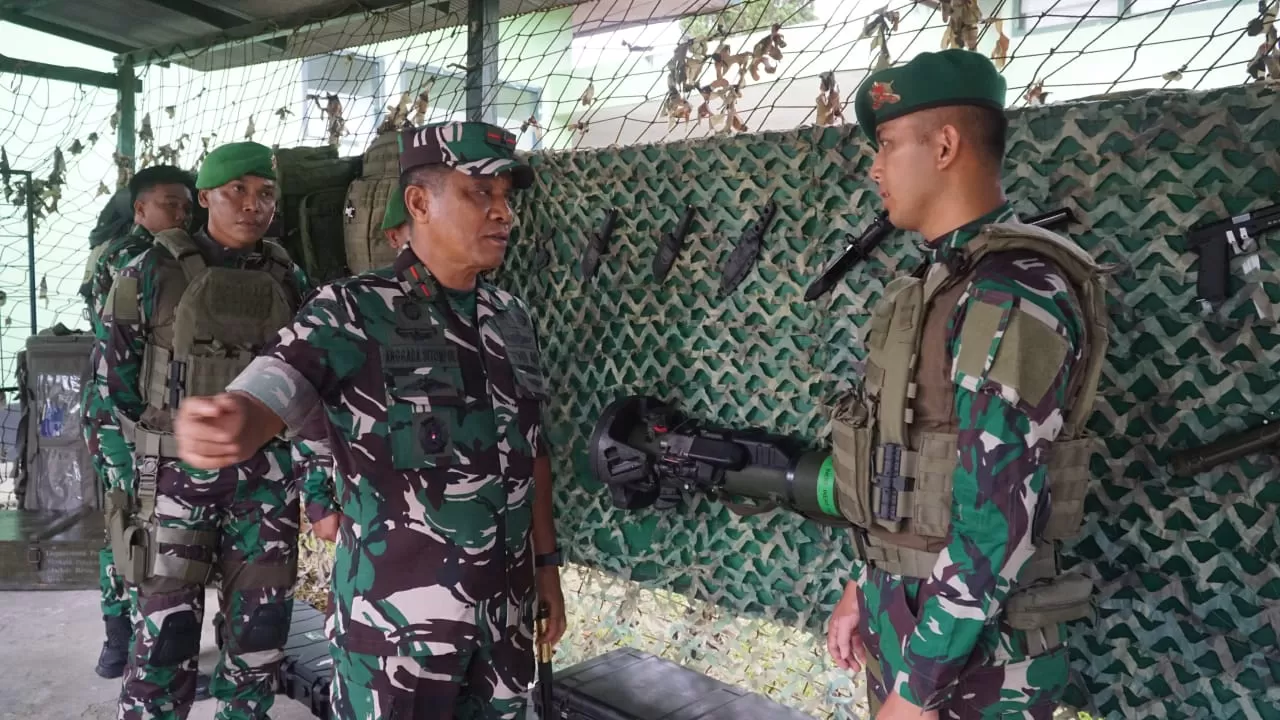 Danpussenif TNI Letjen Iwan Setiawan melakukan kunjungan kerja ke Markas Yonif 611/Awang Long.