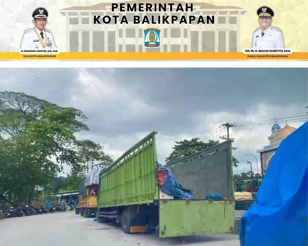 Deretan truk besar terparkir di sepanjang Jalan Tjutjup Suparna, kawasan Balikpapan Baru. (Mella)