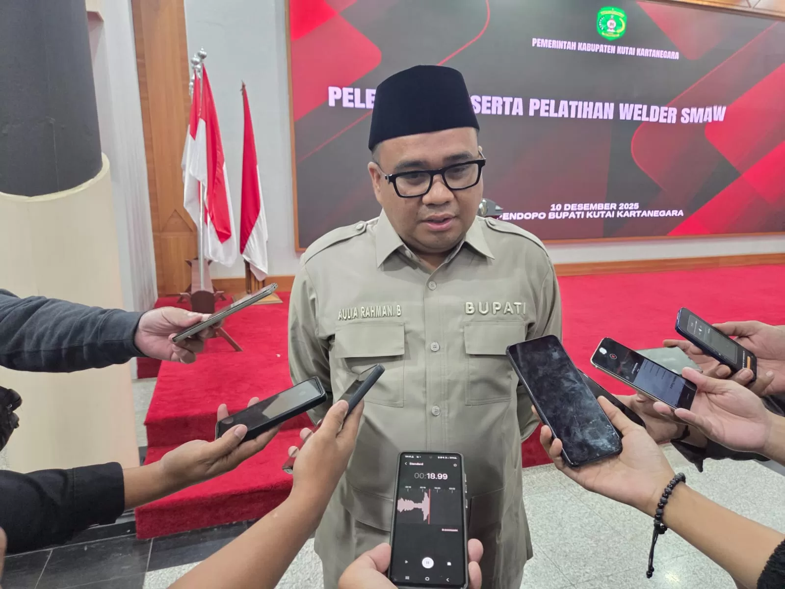 Bupati Kukar, Aulia Rahman Basri mengenakan seragam yang sama dengan ciri khas Presiden RI, Prabowo Subianto saat menemui wartawan (Elmo/Prokal.co)  