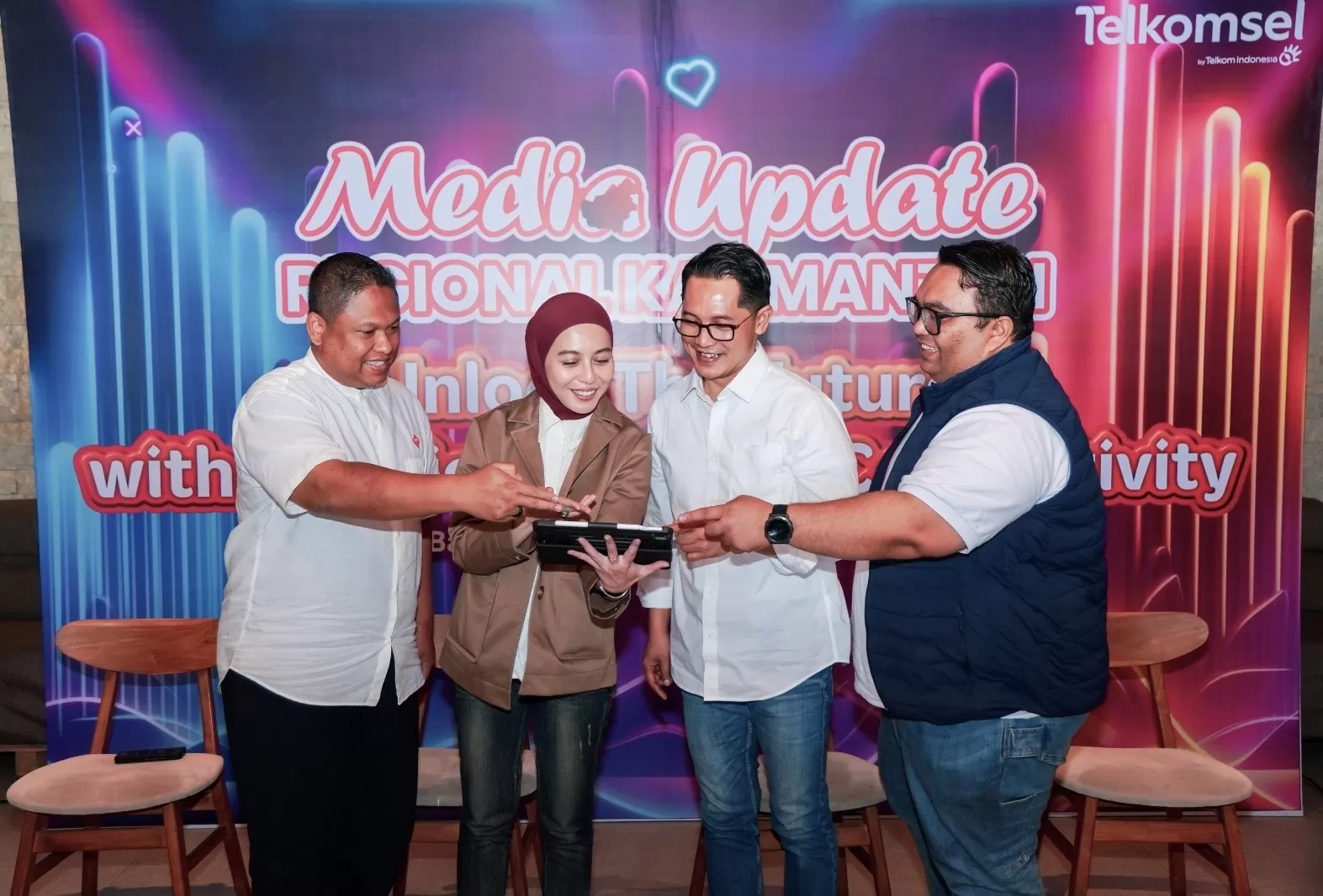 BERKEMBANG: Dari kiri, Wendy Adewijaya, Isti Ayu Sofiyanti, Fahmy Rojali, dan Eureka Meliala di Pandang Laut Resto, Balikpapan, Kamis, 4 Desember 2025. (ISTIMEWA)