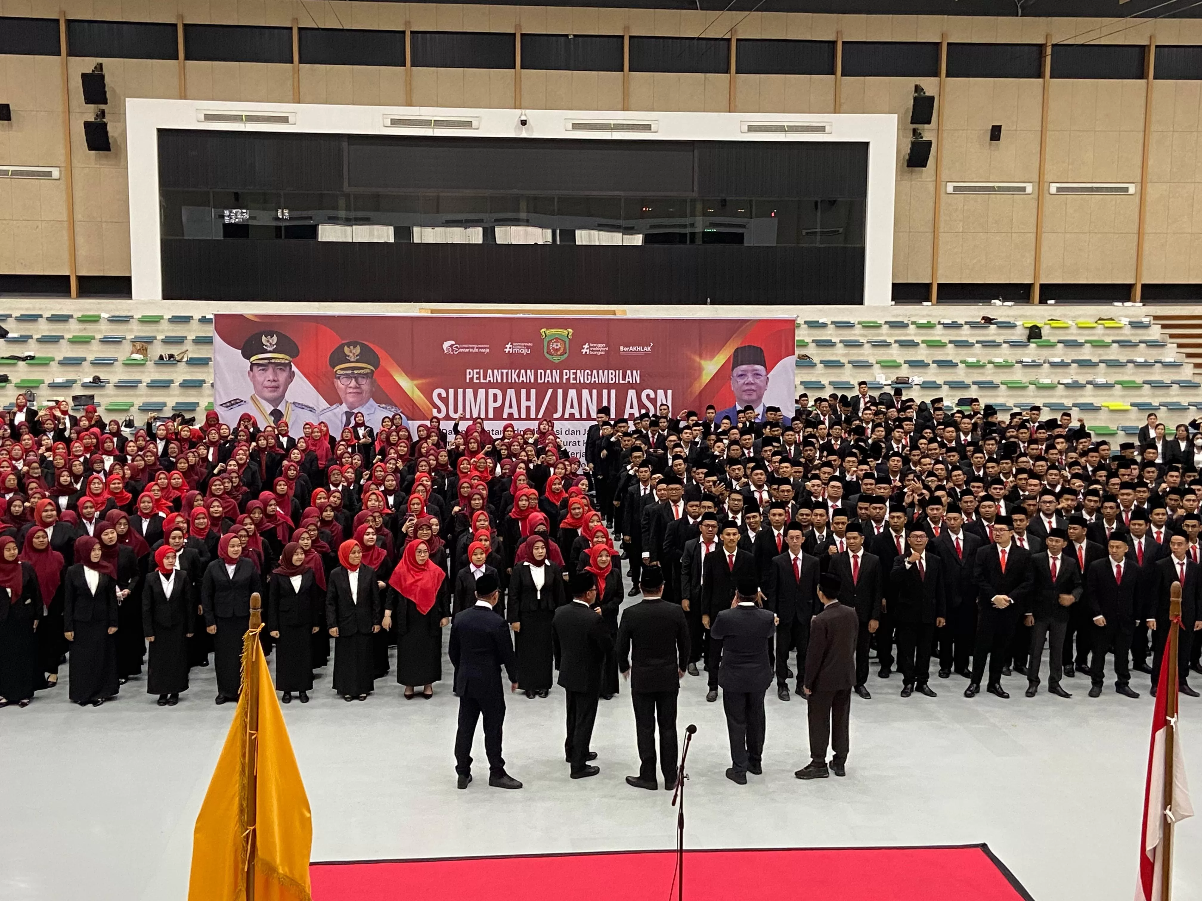 Foto bersama di momen prosesi pelantikan dan pengambilan sumpah itu digelar di GOR Segiri Samarinda.