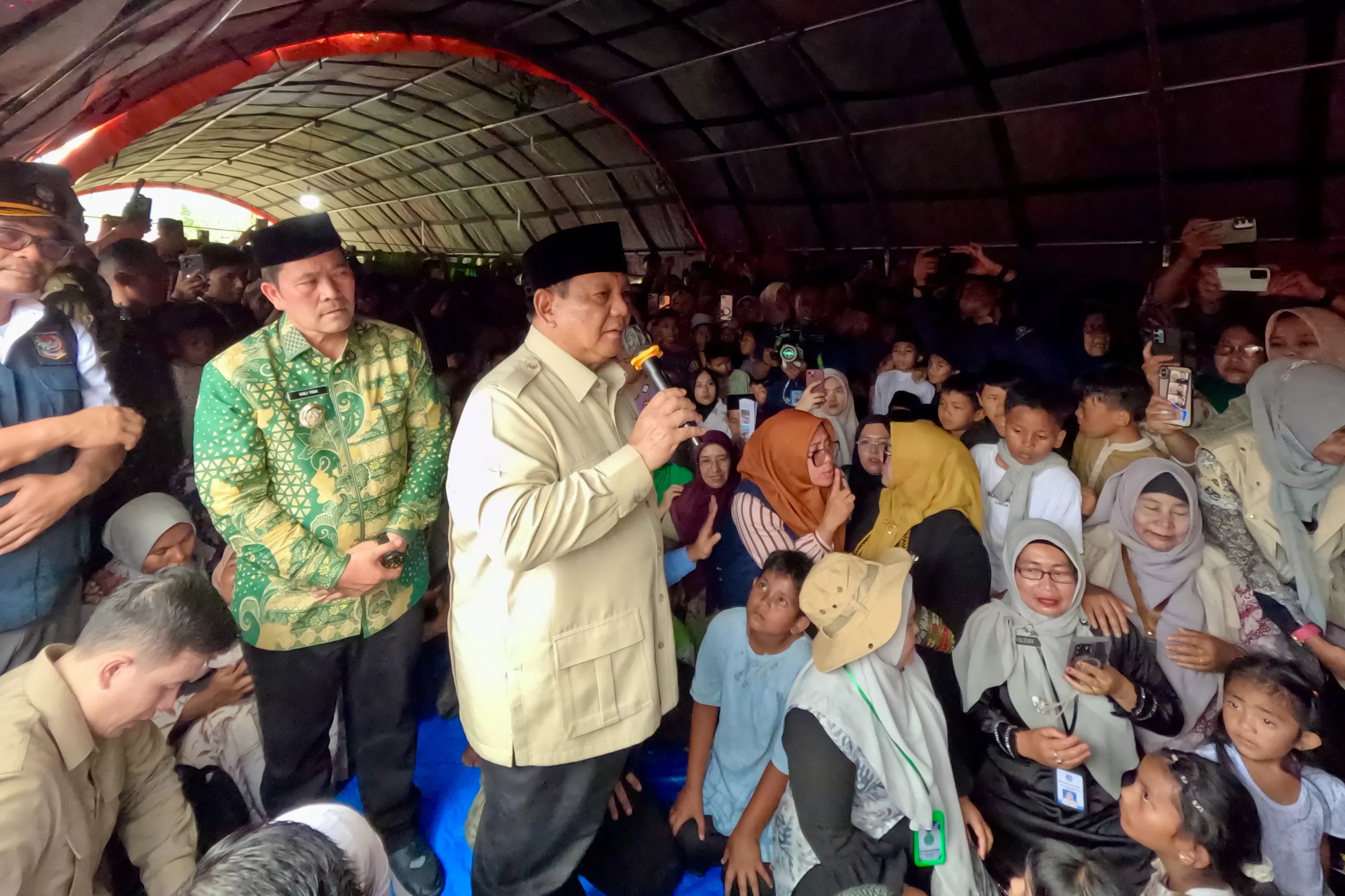 Prabowo temui warga Aceh.