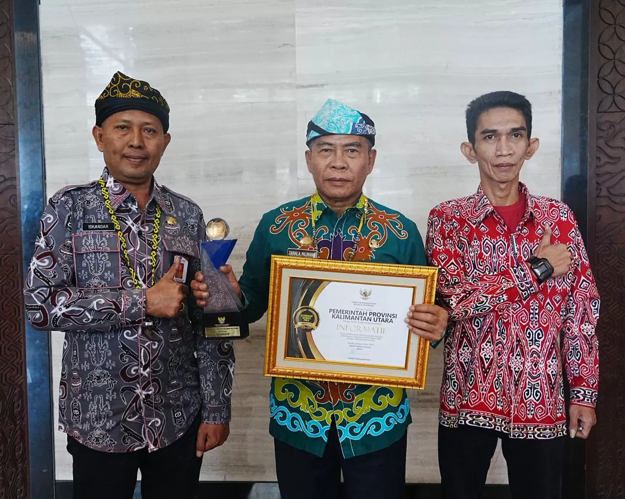 Gubernur Terima Penghargaan dari KIP Pusat di Jakarta.