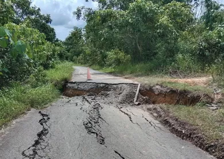 Akses jalan menuju Waduk Samboja yang amblas (Istimewa)
