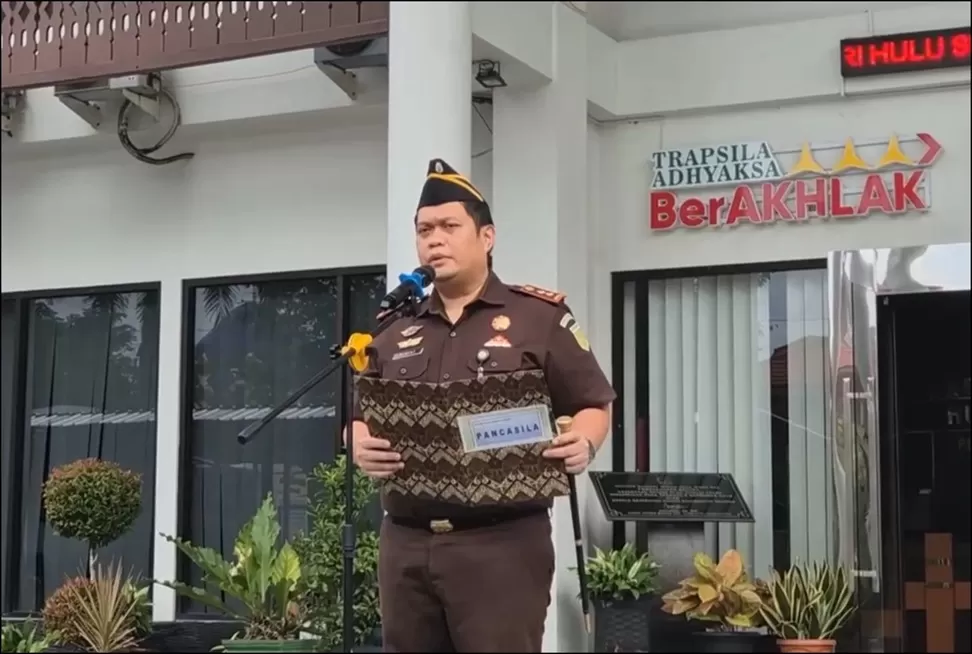 Kepala Kejaksaan Negeri Hulu Sungai Utara, Albertinus Parlinggoman Napitupulu saat memimpin apel pagi di Kejari HSU (INSTAGRAM KEJARI HSU)