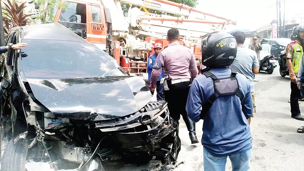 Diduga Rem Blong, Truck Bertonase Bikin Laka Beruntun, Hantam 4 Mobil ...