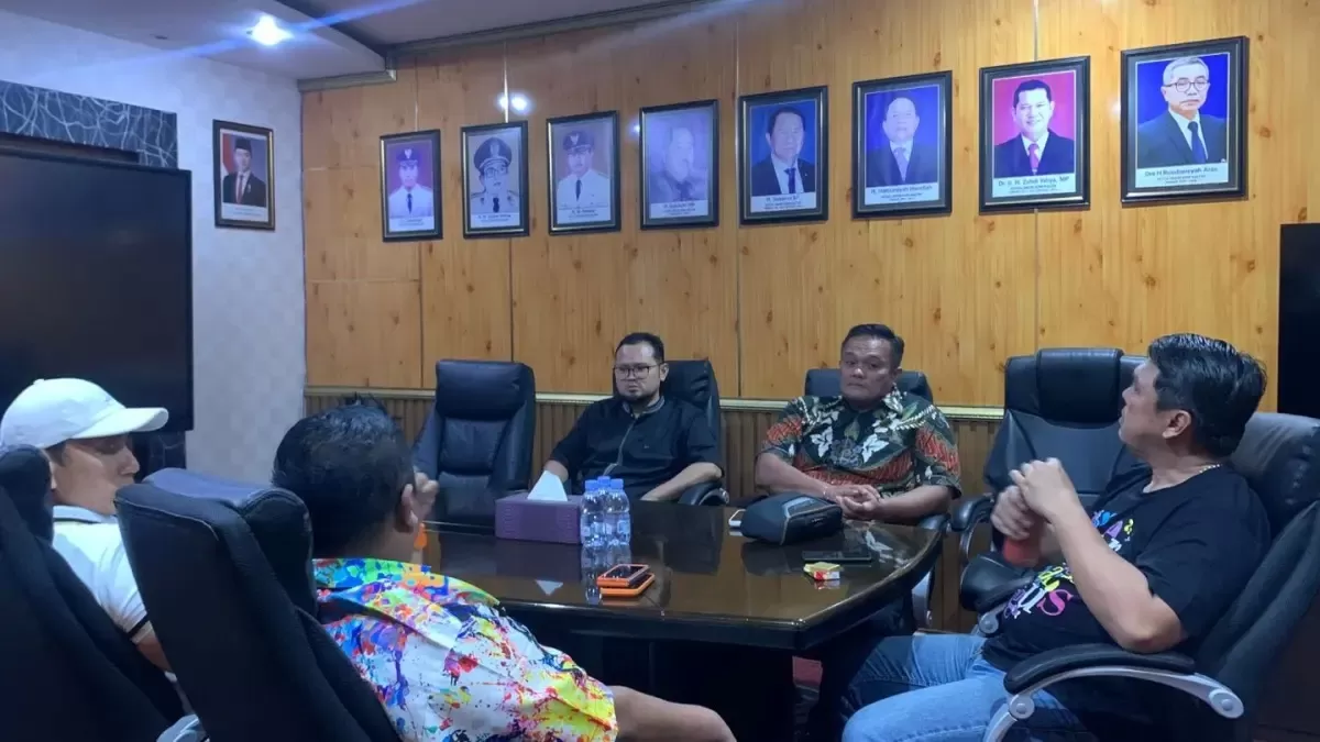 SUSUN KEPENGURUSAN: Ketua KONI Kaltim, Anderiy Syachrum berbincang dengan anggota tim formatur di kantor KONI Kaltim.   (IST./KP)