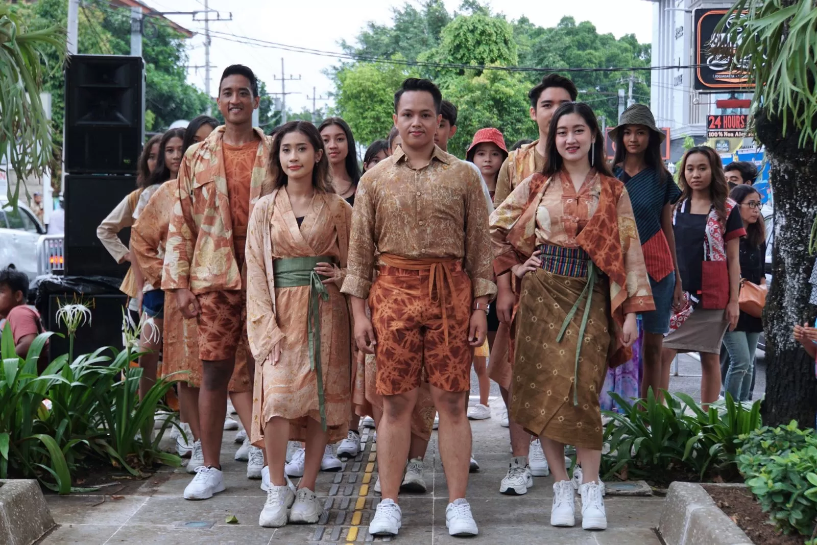 Pedestrian Kotabaru Disulap Jadi Catwalk Fashion Show Batik Ecoprint ...