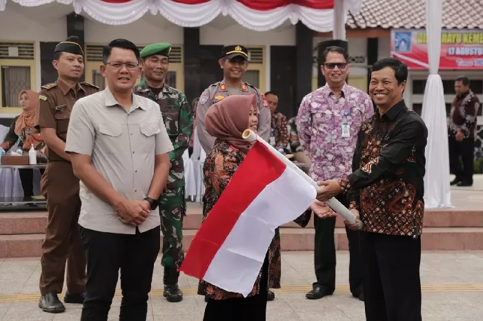 Sambut HUT RI KE-78 , Bupati Sleman Canangkan Gerakan Pembagian Bendera ...