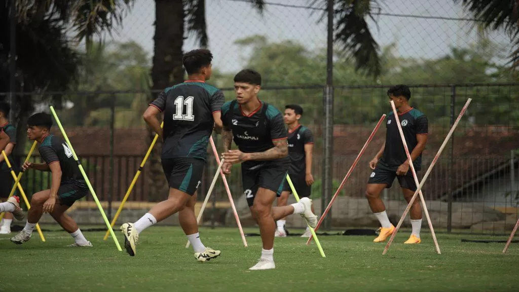 menghadapi Musim Kompetisi 2024/2025 Para Pemain PSS Sleman Terus Giat Melakukan. Sesekali Mereka Juga Mekakukan Uji Tanding, Untuk Mengukur Kemampuan (PSS)