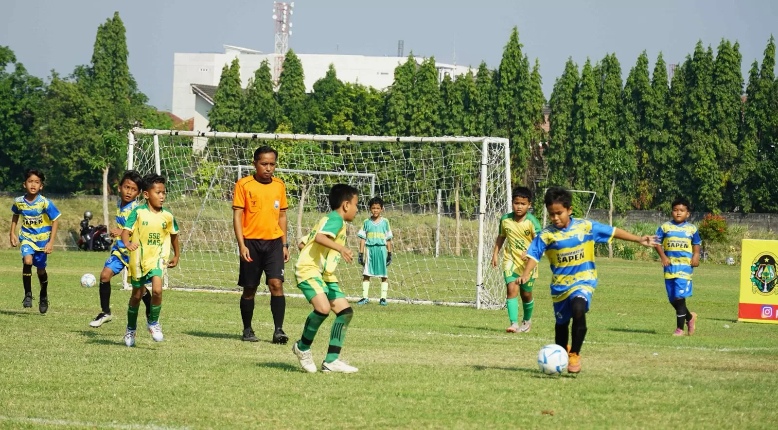 Sejumlah Anak Berebut Bula Dalam Turnamen Sepak Bola Grassroot Piala Wali kota Yogyakarta Di Lapangan Kenari (Kominfo Yogyakarta)