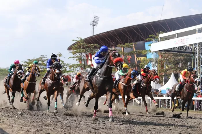 Ratusan Atlet Berkuda ikuti Kejuaraan Nasional Pacu Kuda Seri 1: Indonesia Derby 2024 yang diselenggarakan SARGA.CO di Stadion Sultan Agung Bantul, Yogyakarta, Minggu (28/07/2024). (doc. SARGA.CO/beritajogja.com)