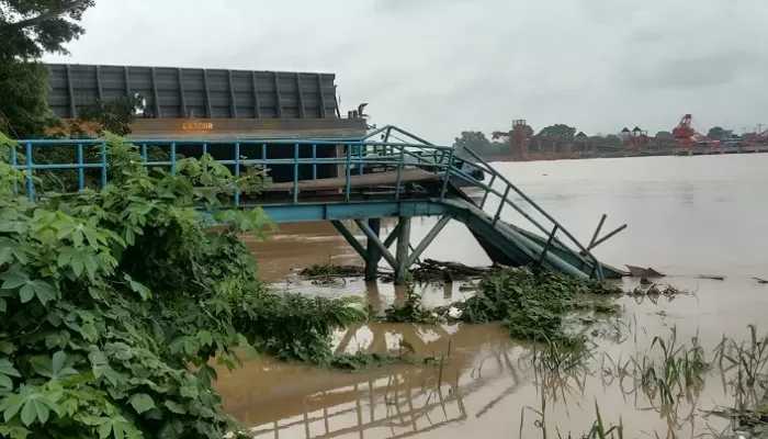 Tongkang Kapal Berbendera Malaysia Diduga Tabrak Dermaga PDAM, Air Bersih 3 Kecamatan di Jambi Putus (Gema Lantang )