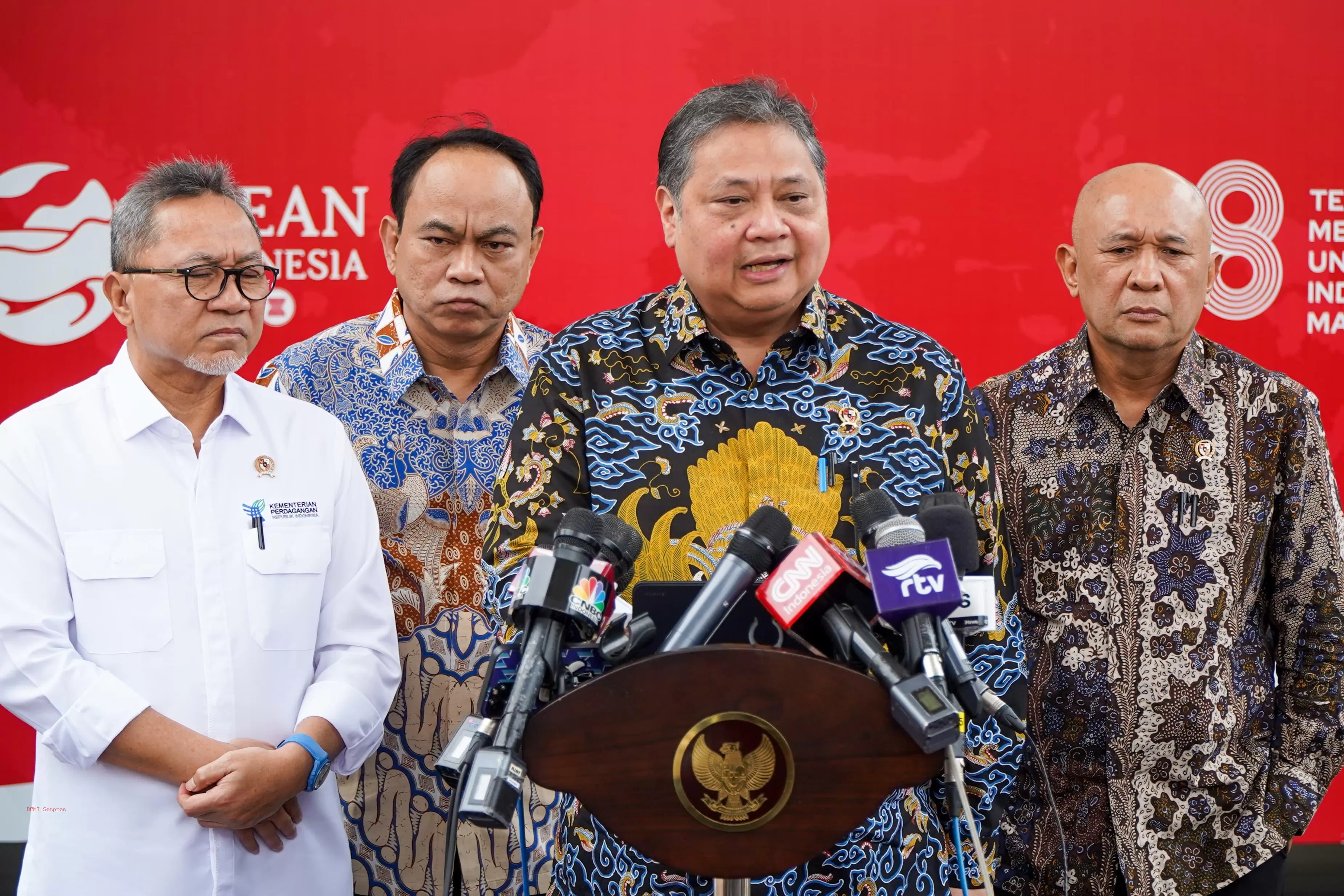 Menteri Koordinator Airlangga Hartarto bersama menteri lainnya. (Setneg.go.id)