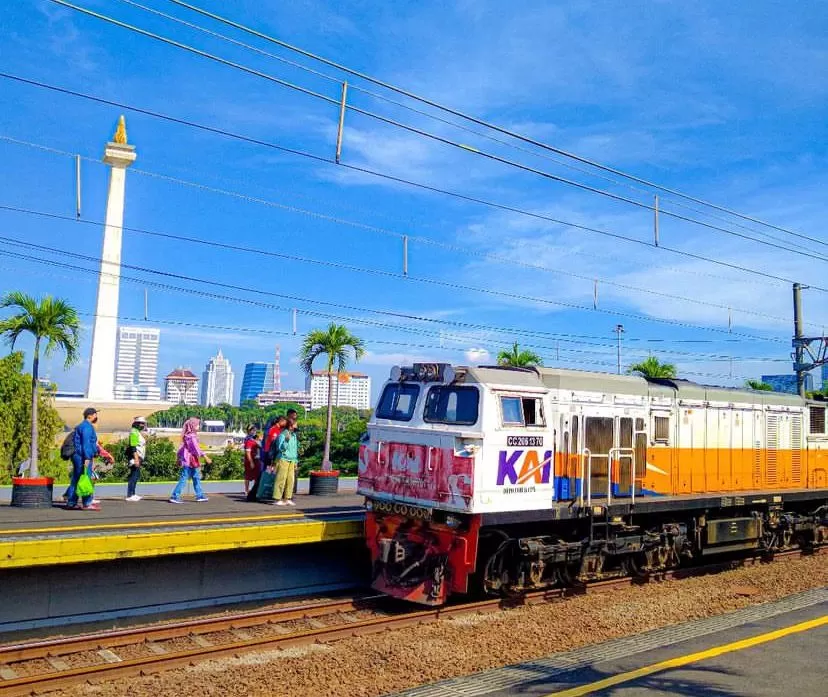 Pemandangan Monas dari Stasiun Gambir, stasiun yang kerap digunakan warga Jakarta sebelum ke kampung halaman. (Instagram / @alfie_dra.22)