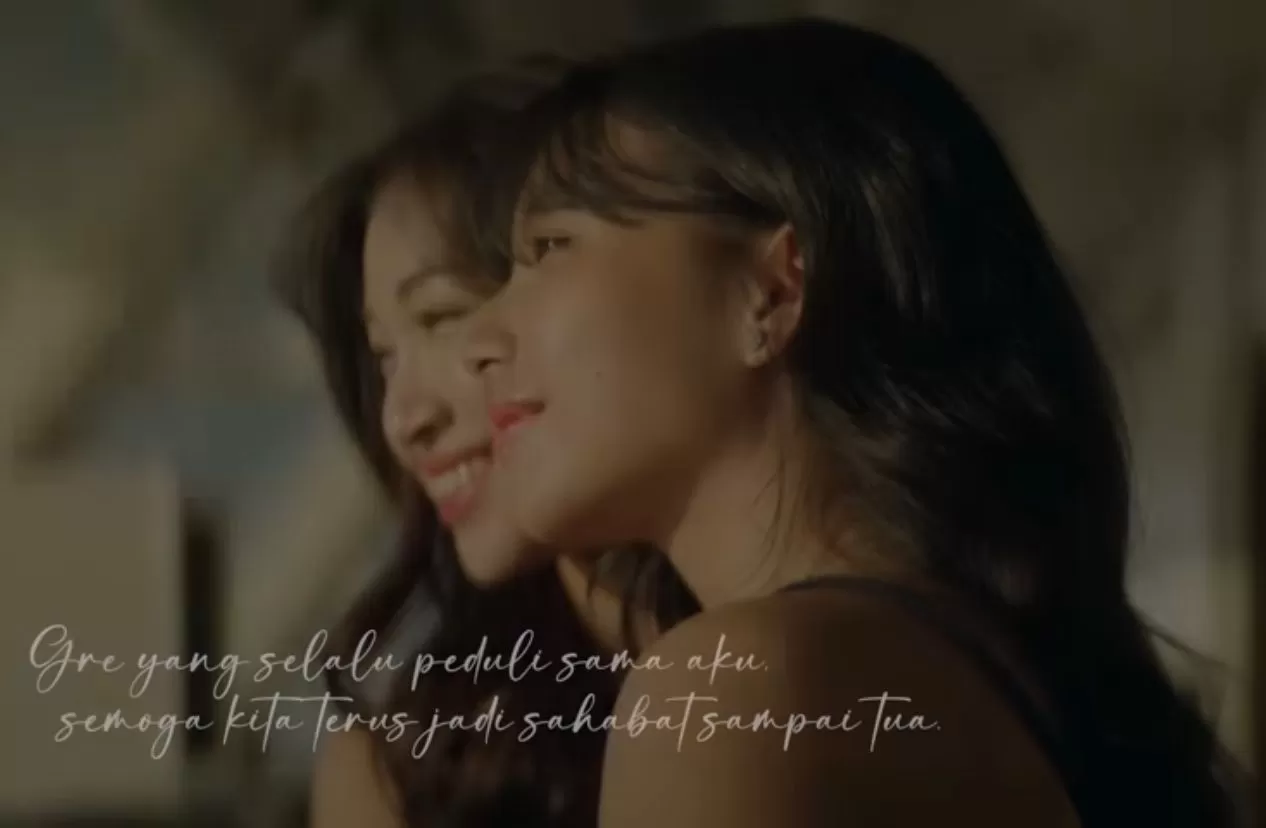 Shani Indira Natio dan Shania Gracia, Generasi 3 JKT48, dalam cuplikan video klip Sayonara Crawl. (YouTube / JKT48)
