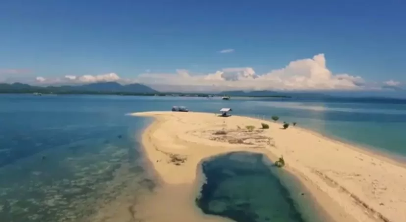 Tangkapan gambar udara Gili  Putih Sumberkima, Bali bagian utara. (Instagram / @storesingaraja)