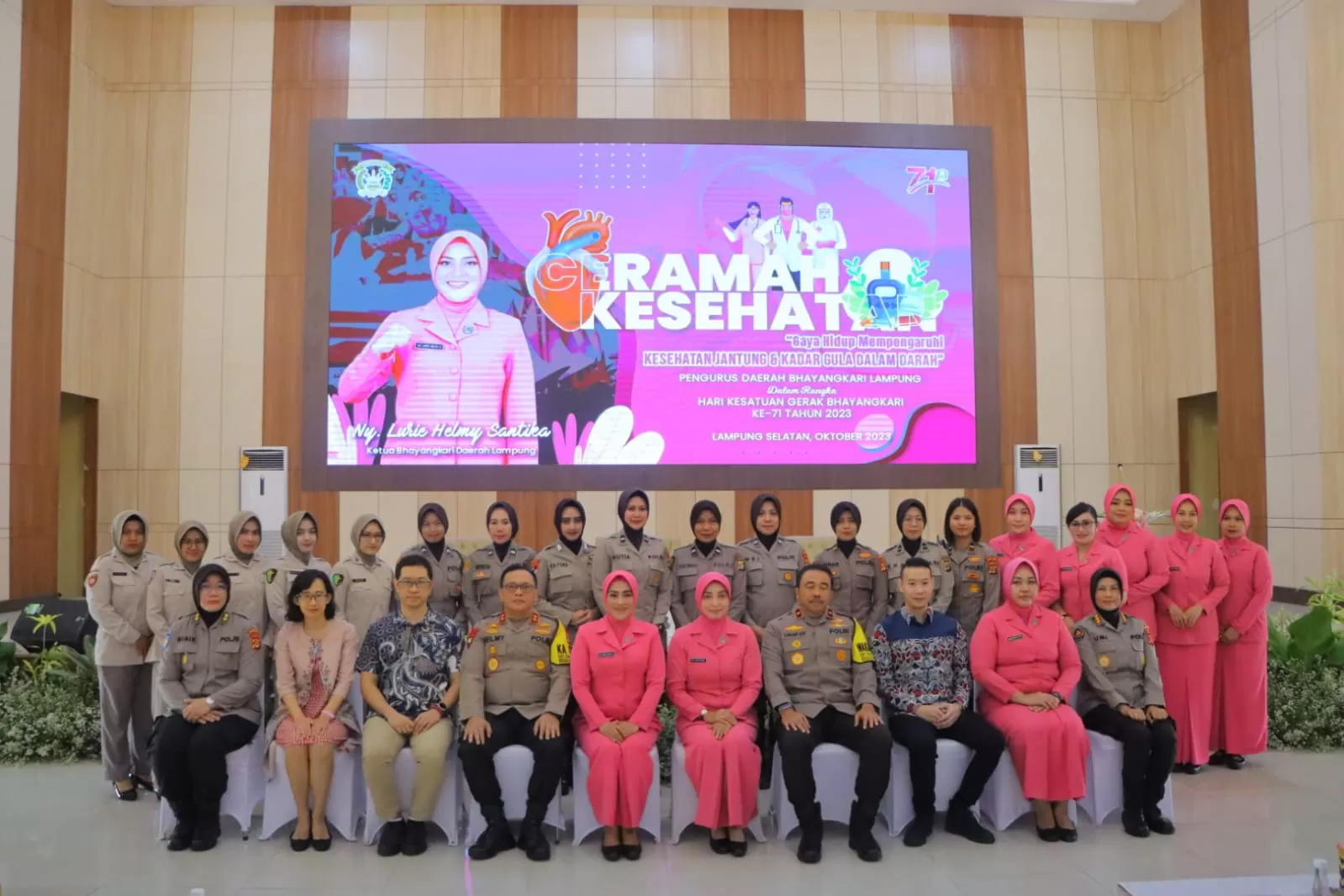 Jajaran Polda Lampung, Bhayangkari serta narasumber acara. (Humas Polda Lampung)