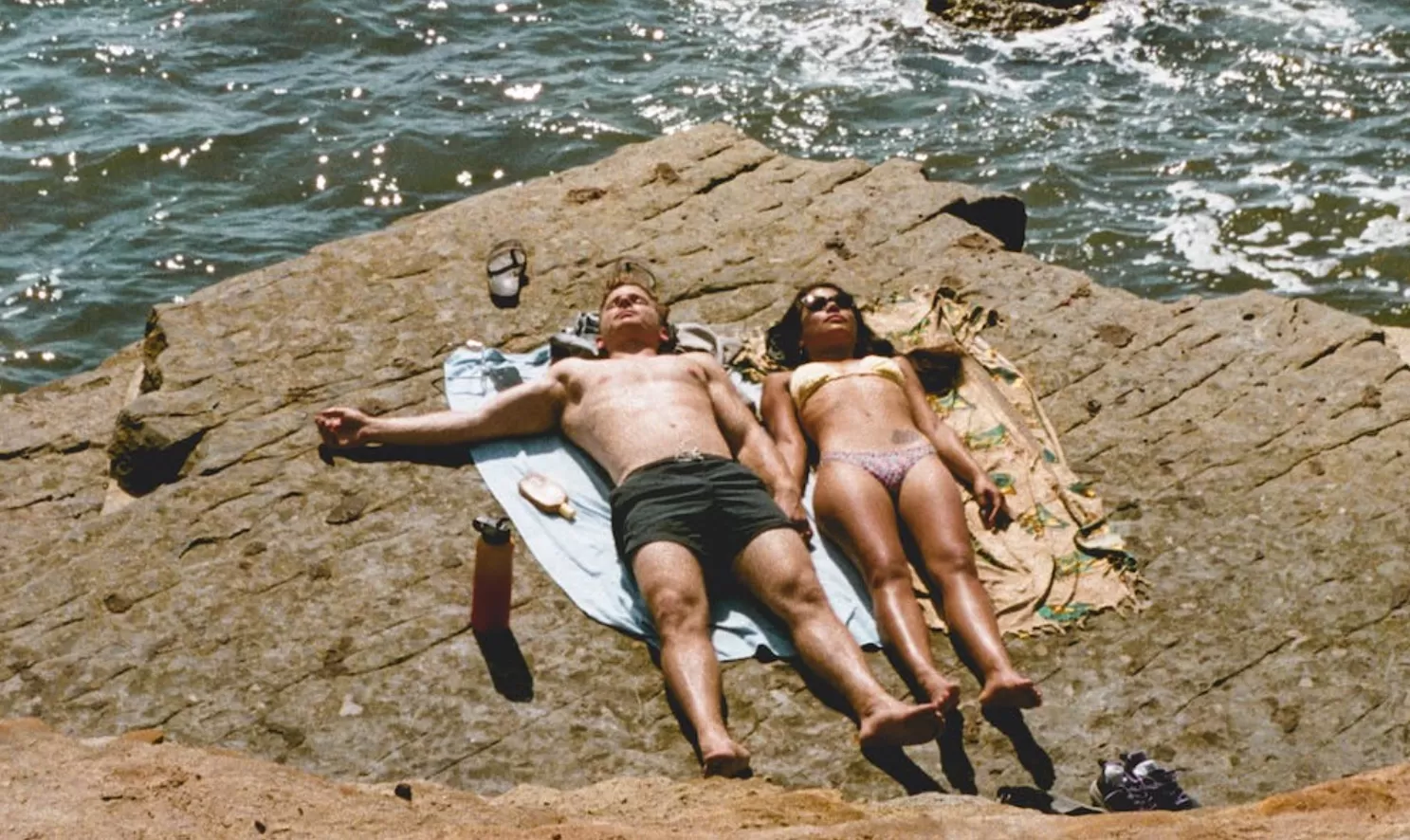 Pasangan pria-wanita sedang menikmati terik matahari. (Pexels / Martin Lopez)