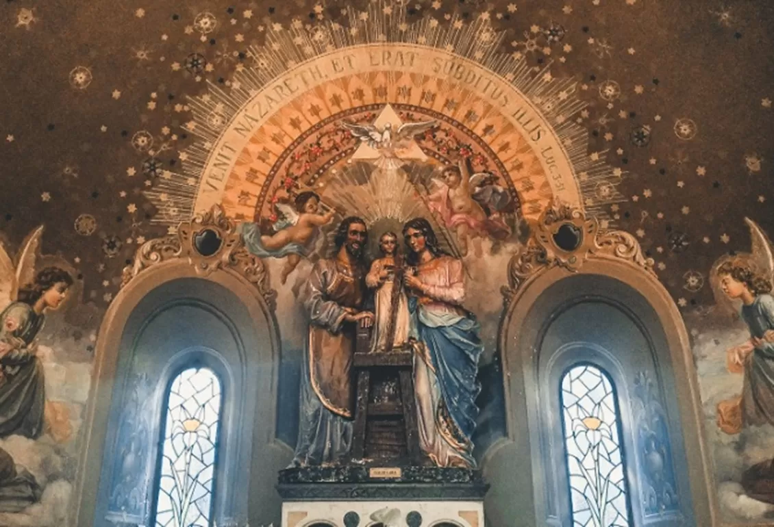 Lukisan dinding Yesus, Santa Maria dan Santo Yosep. (Pexels / Thgusstavo Santana)