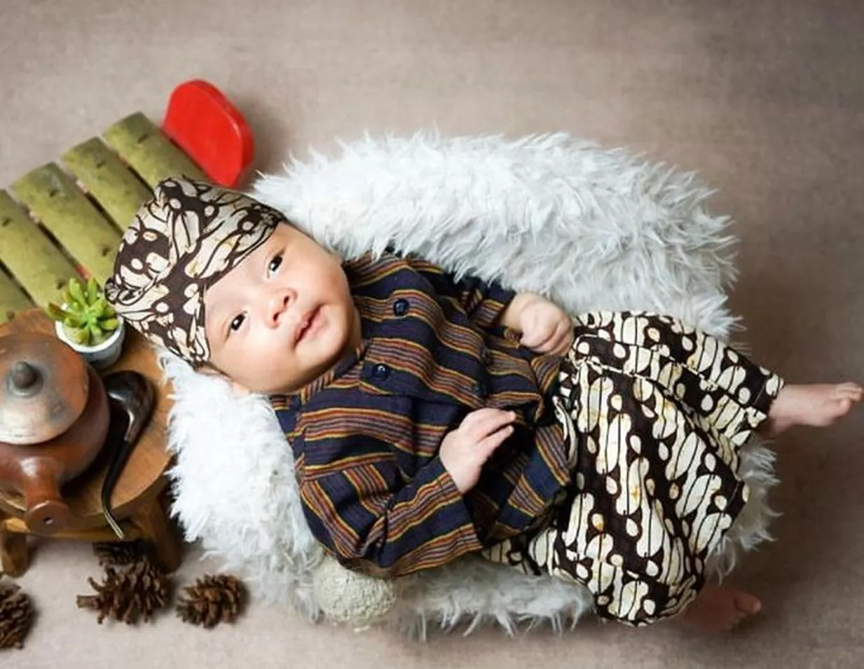 Ilustrasi bayi berpakaian adat Jawa. (Instagram / @dr_sona_mbiomed)